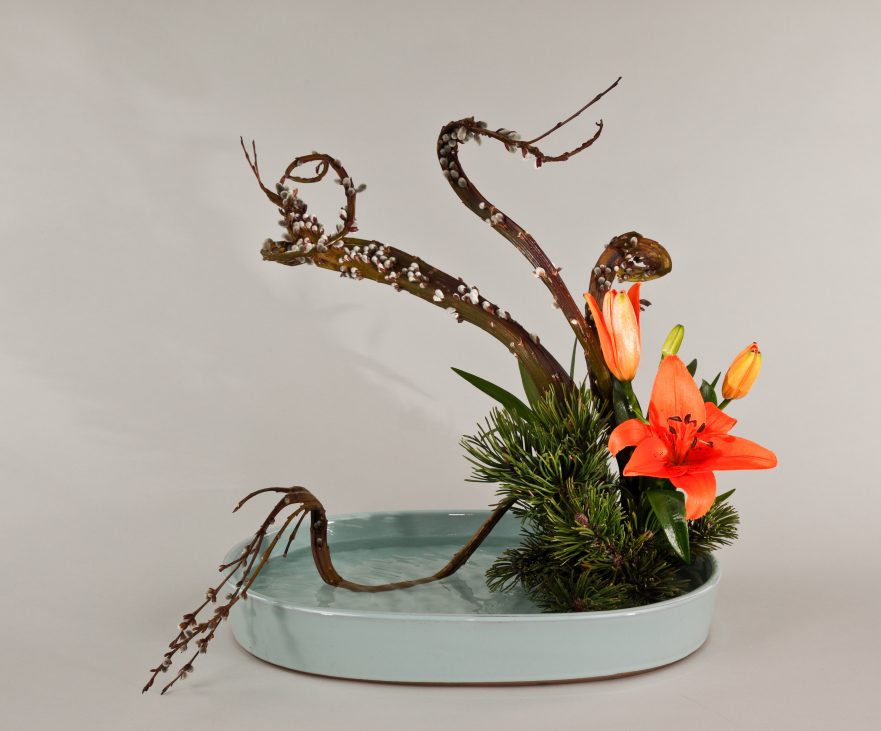 Ikebana, Sogetsu, freies Arrangement, „Mizukuguri“ (Der ins Wasser tauchende Zweig) von Ayako Graefe