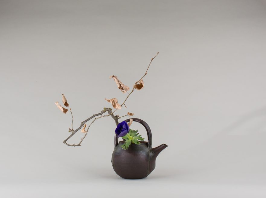 Ikebana, Sogetsu, Wabi Sabi, "in der alten Teekanne" (von Ayako Graefe)