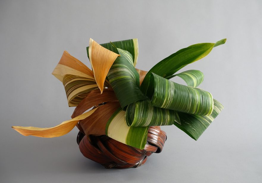 Ikebana, Sogetsu, abstarkte Werke, "mit Aspidistrablättern" (von Ayako Graefe)